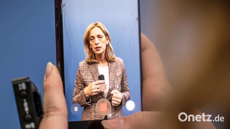 Familienministerin Karin Prien rechnet damit, dass im kommenden Jahr eine EU-weite Regelung zur Beschränkung von Social Media für Kinder und Jugendliche kommen wird. Parallel dazu sollen in Deutschland bereits Gesetze in diese Richtung geändert werden. Bild: Michael Kappeler/dpa