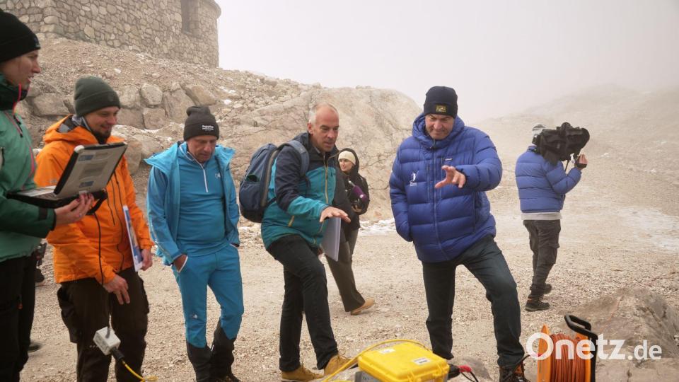Die Alpen sind besonders vom Klimawandel betroffen: Ministerpräsident Markus Söder informiert sich über aktuelle Forschungsprojekte zu Geo-Risiken. Bild: Ehsan Monajati/dpa