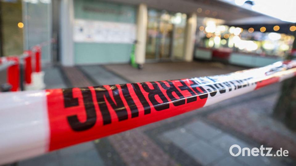 Der Bereich rund um die Arztpraxis war auch nach mehreren Stunden noch abgesperrt. Bild: Christoph Reichwein/dpa