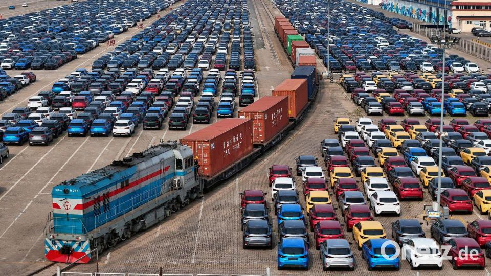 Der Autoabsatz in China sinkt, weshalb viele Fahrzeuge in den Export gehen. (Symbolbild) Bild: Uncredited/CHINATOPIX/AP/dpa