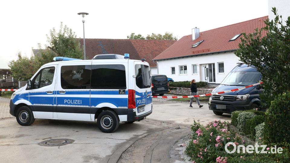 Nach der Tat sperrte die Polizei das Wohnhaus des mutmaßlichen Täters für die Ermittlungen ab. (Archivbild) Archivbild: Daniel Löb/dpa