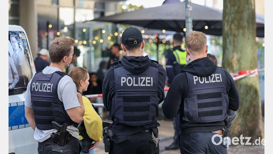 Mitten in der belebten Essener Innenstadt haben maskierte Männer einen Häftling befreit, der in eine Arztpraxis gebracht werden sollte. Bild: Matthias Rosenkranz/dpa