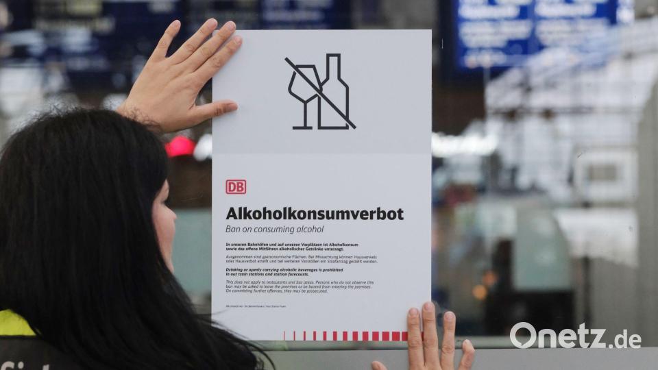 Alkoholkonsumverbot - so nennt die Deutsche Bahn die neue Regel, die ab Donnerstag an 5.700 Bahnhöfen deutschlandweit gilt. Archivbild: Sebastian Willnow/ dpa/dpa