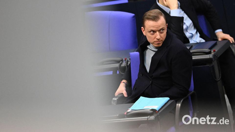 Gegen den 33-jährigen Ahmetovic werde wegen des Tatvorwurfs der Beihilfe zu wettbewerbsbeschränkenden Absprachen bei Ausschreibungen in Tateinheit mit Verletzung von Geschäftsgeheimnissen ermittelt, sagte ein Sprecher der Staatsanwaltschaft Hannover der Deutschen Presse-Agentur. (Archivbild) Bild: Michael Brandt/dpa