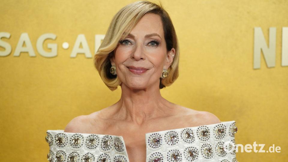 Allison Janney hat 2026 einen Emmy gewonnen für ihre Darstellung der US-Präsidentin in der Serie „Diplomatische Beziehungen“. (Archivbild) Bild: Jordan Strauss/Invision/AP/dpa