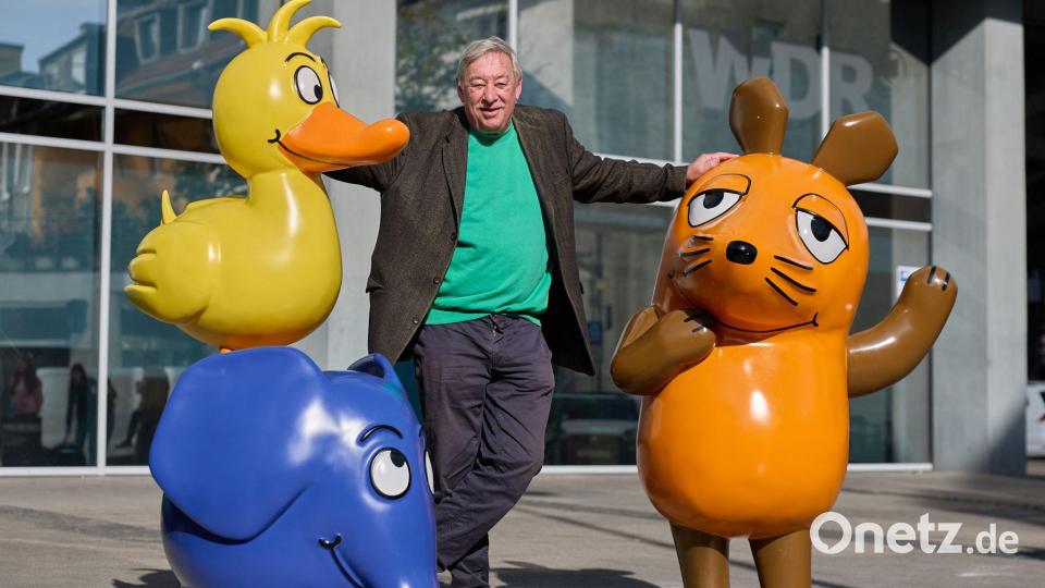 „Sendung mit der Maus“-Moderator Christoph Biemann begrüßte Elefant und Ente neben der Maus. Bild: Rolf Vennenbernd/dpa
