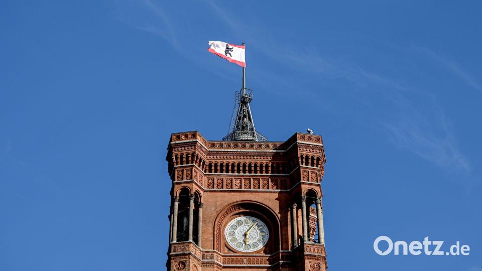 Wer künftig im Roten Rathaus in Berlin-Mitte regiert, bleibt vorerst weiter offen. (Symbolbild) Bild: Britta Pedersen/dpa