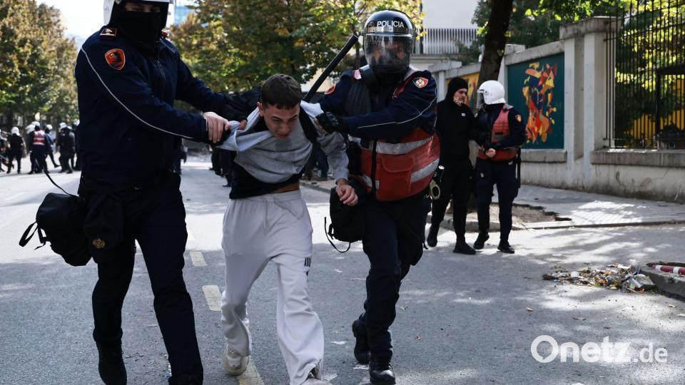 Bereitschaftspolizisten nehmen einen Demonstranten während einer regierungskritischen Demonstration fest. Bild: Vlasov Sulaj/JNA via ZUMA Press Wire/dpa