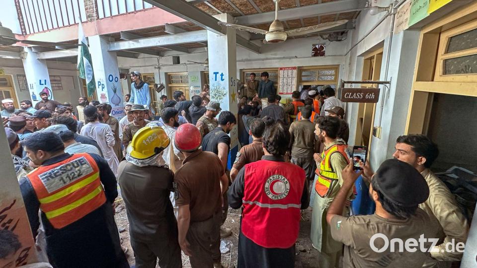 Viele Rettungskräfte und Freiwillige sind im Einsatz. Bild: Maaz Awan/AP/dpa