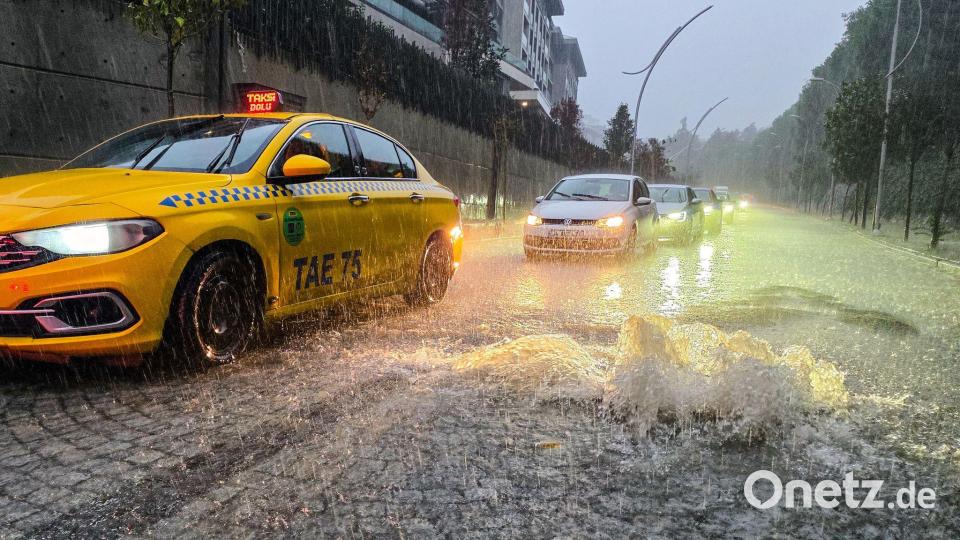 Das Wasser in den Straßen von Istanbul sprudelt aus der Kanalisation. (Archivbild) Bild: Omer Hamza Yildiz/Dia Photo/AP/dpa