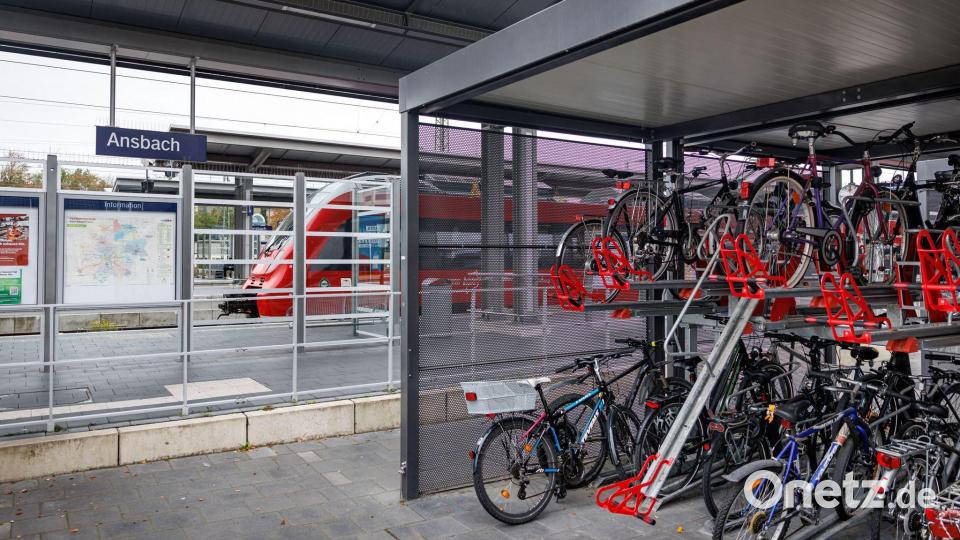 Am Bahnhof Ansbach befinden sich überdachte Fahrrad-Abstellanlagen in unmittelbarer nähe des Bahnsteigs. Bild: Daniel Karmann/dpa