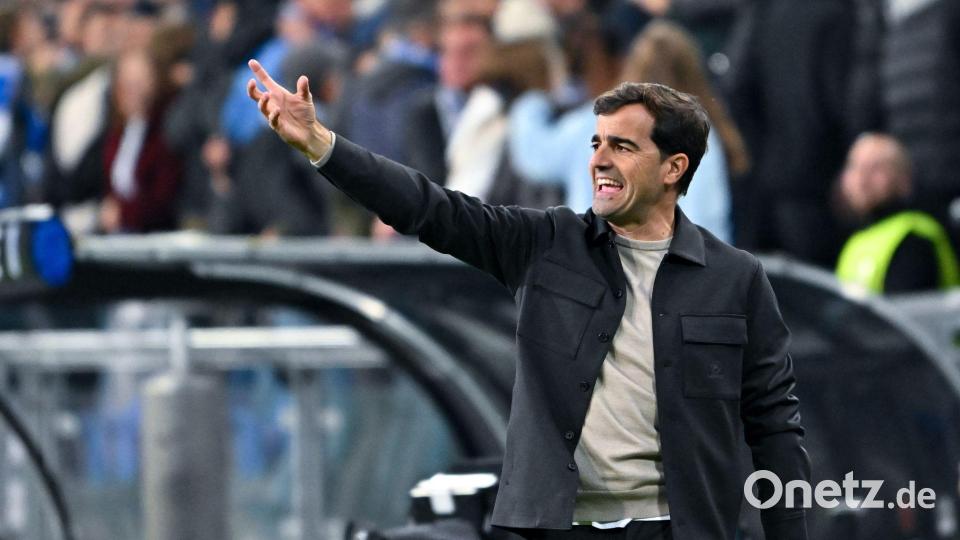 Bayer-Coach Carles Martínez feiert mit seiner Mannschaft den vierten Sieg in Folge. Bild: Jakub Kaczmarczyk/PAP/dpa