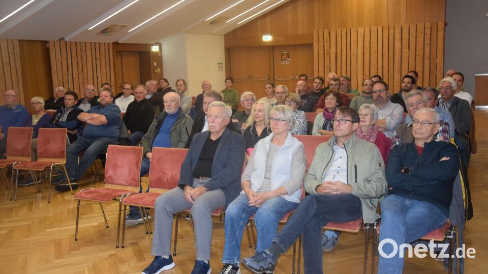 50 Bürgerinnen und Bürger waren bei der Bürgerversammlung im Festsaal anwesend. Bild: Ernst Frischholz