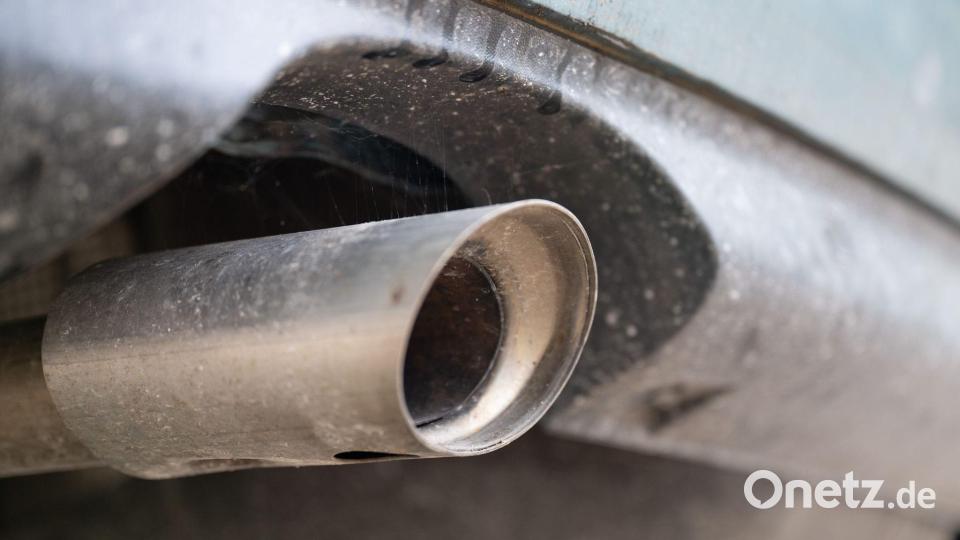 Ursprünglich war beschlossen worden: Neuwagen in der EU ab 2035 sollen im Betrieb kein klimaschädliches Kohlenstoffdioxid (CO2) mehr ausstoßen dürfen. Das soll sich ändern. (Symbolbild) Bild: Sebastian Kahnert/dpa