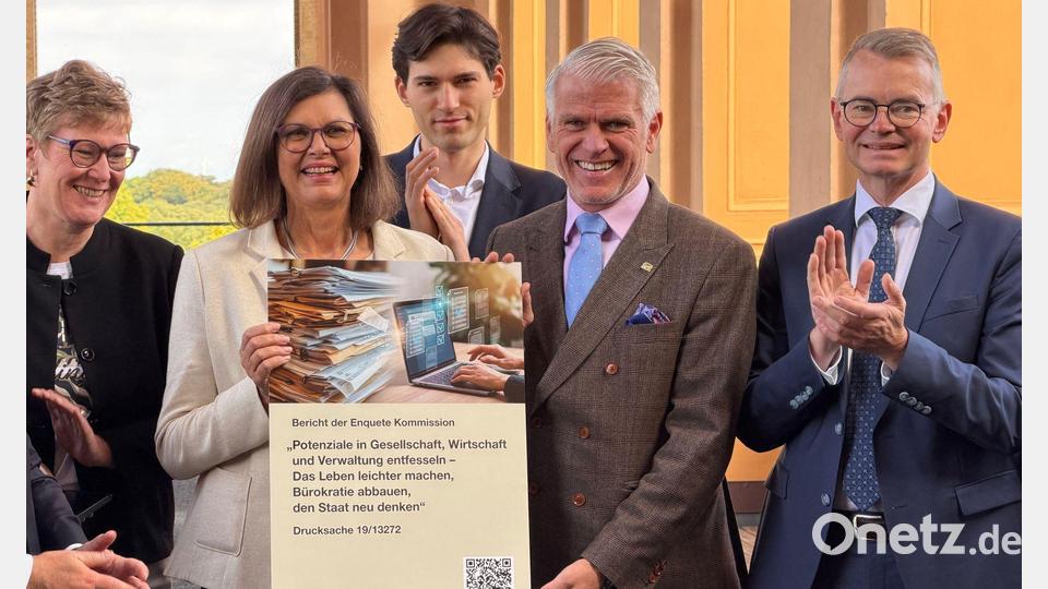 193 Maßnahmen schlägt eine Landtags-Kommission zum Bürokratieabbau vor. Steffen Vogel (CSU, 2.v.r.) hat die Vorschläge mit weiteren Kommissionsmitgliedern Landtagspräsidentin Ilse Aigner (CSU, 2.v.l.) überreicht. Bild: Julian Degler/dpa