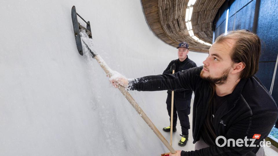 Eiskalte Vorbereitung in Oberhof: Eismeister rüsten Rennrodelstrecke für den Winter Bild: Michael Reichel/dpa