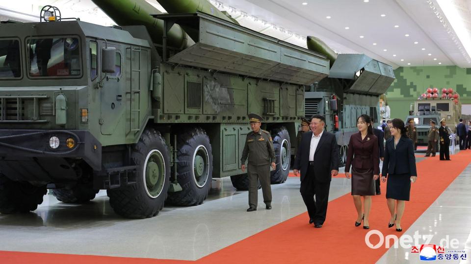 Kim Jong Un eröffnete das Museum mit seiner Frau und seiner Tochter. (Archivbild) Bild: Uncredited/KCNA via KNS via AP/dpa