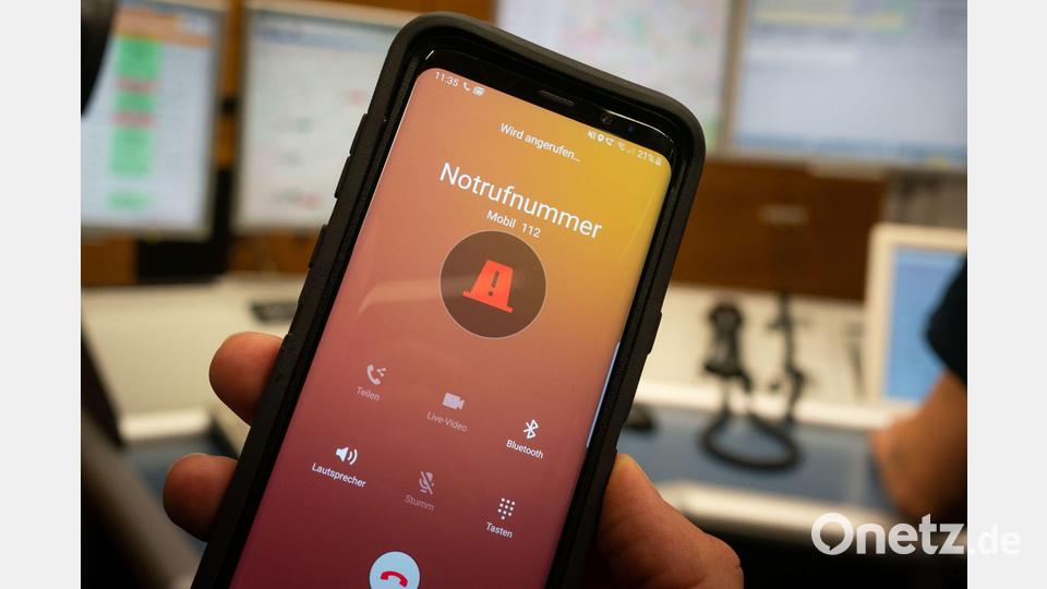 Wer die 112 wählt, kann von der Leitstelle Schritt für Schritt angeleitet werden. (Symbolbild) Bild: Frank Rumpenhorst/dpa