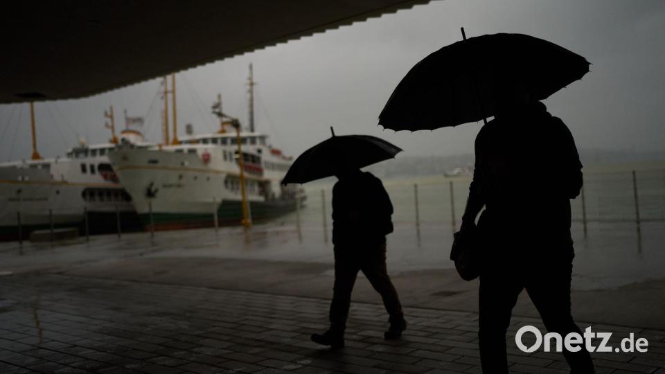 Auch der Verkehr in Istanbul war durch das Unwetter eingeschränkt. Bild: Francisco Seco/AP/dpa
