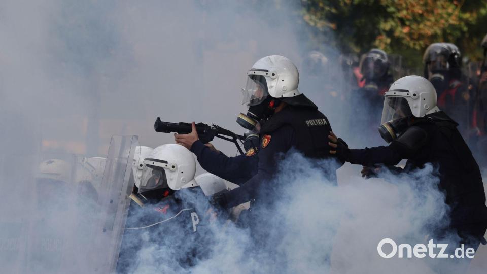 Polizisten in Albaniens Hauptstadt Tirana setzte Tränengas gegen Demonstranten ein. Bild: Hameraldi Agolli/AP/dpa