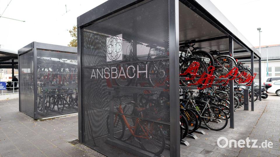 Am Bahnhof Ansbach gibt es überdachte Fahrrad-Abstellanlagen in unmittelbarer Nähe des Bahnsteigs. Bild: Daniel Karmann/dpa