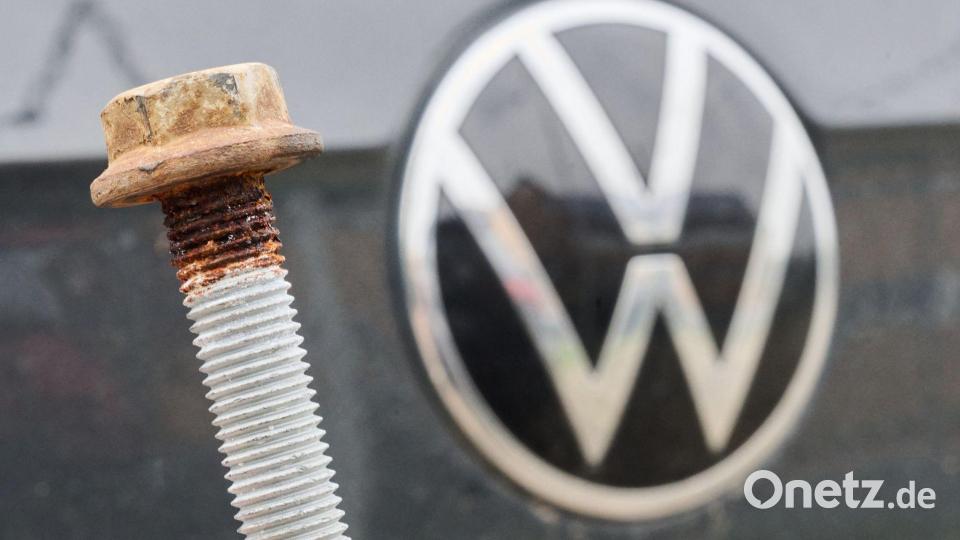 Ein Rückruf wegen einer fehlerhaften Schraube wurde erst vor wenigen Wochen bekannt. Betroffen sind Millionen Fahrzeuge. (Archivbild) Bild: Julian Stratenschulte/dpa