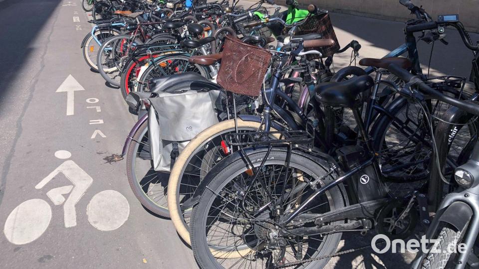 Immer mehr Menschen in Paris steigen für ihre täglichen Wege aufs Fahrrad, (Archivbild) Bild: Michael Evers/dpa
