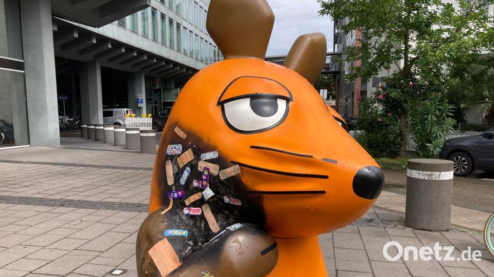 Nach dem Brandanschlag im Juli 2025 wurde die Maus von Fans mit Pflastern verarztet. (Archivbild) Bild: Jonas-Erik Schmidt/dpa