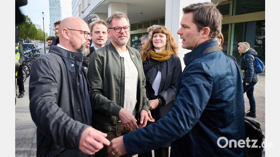 Vertreterinnen und Vertreter der Berliner Parteispitzen von Linken, Grünen und SPD haben sich erneut im Haus der Statistik in Berlin getroffen. Bild: Sebastian Christoph Gollnow/dpa