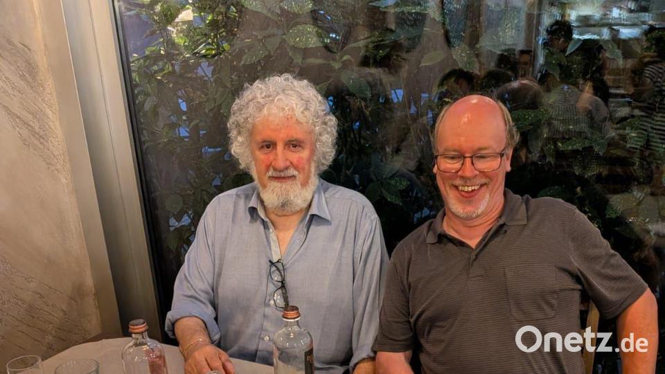 Gigi Bertagna (links) aus Desenzano und Thomas Appel aus Amberg haben Vorbereitungen getroffen, um 20 Jahre Städtepartnerschaft Ambergs mit Desenzano zu feiern. Bild: Donata Bertagna