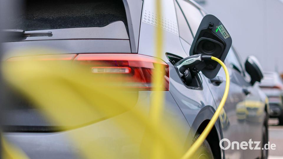 Wegen fehlerhafter Batteriezellen bereitet VW einen Rückruf von E-Autos vor. (Symbolbild) Bild: Jan Woitas/dpa