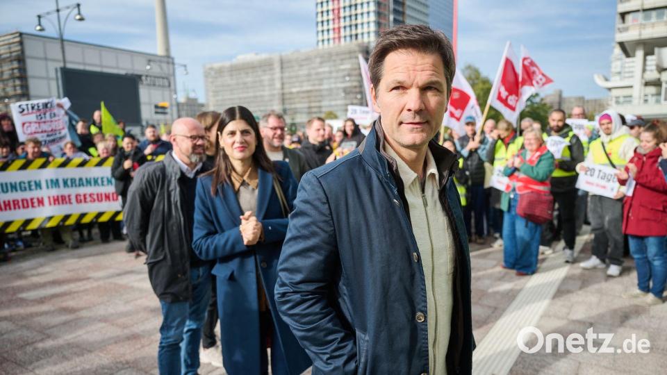 Steffen Krach (SPD) ist heute Fraktionsvorsitzender der SPD-Fraktion im Berliner Abgeordnetenhaus und steht vor dem Beginn der Sondierungsgespräche für eine Regierungsbildung aus Linken, Grünen und SPD. Die Vorwürfe trafen ihn kurz vor der Wahl zur Unzeit. Bild: Sebastian Christoph Gollnow/dpa