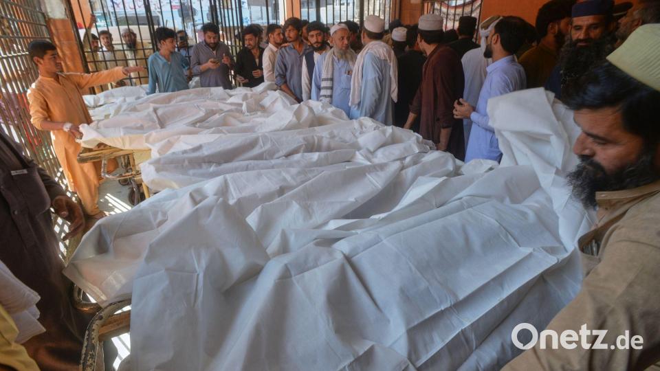 Viele Schüler sterben beim Einsturz eines Schuldaches in Pakistan. Bild: Muhammad Zubair/AP/dpa