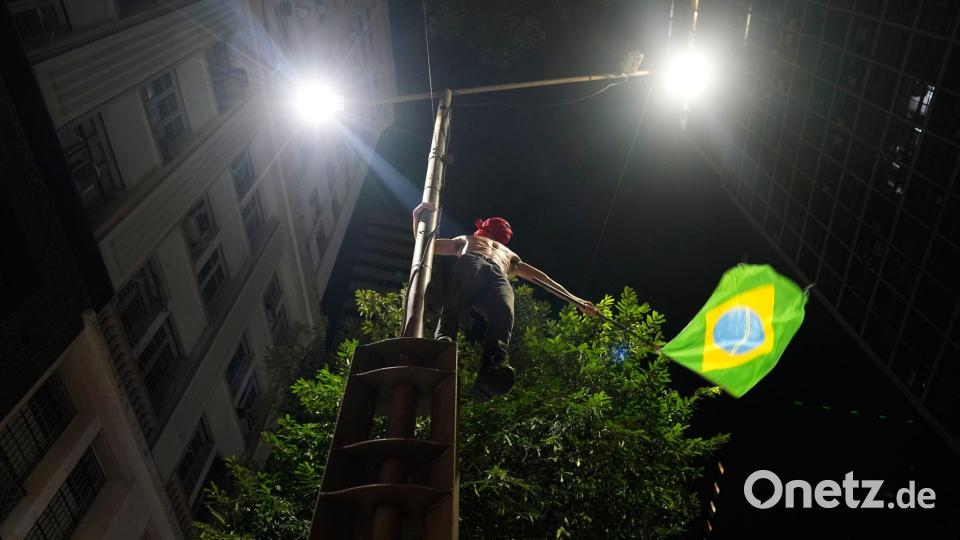 Ein Anhänger des brasilianischen Präsidenten Luiz Inácio Lula da Silva hält eine Flagge. Bild: Silvia Izquierdo/AP/dpa