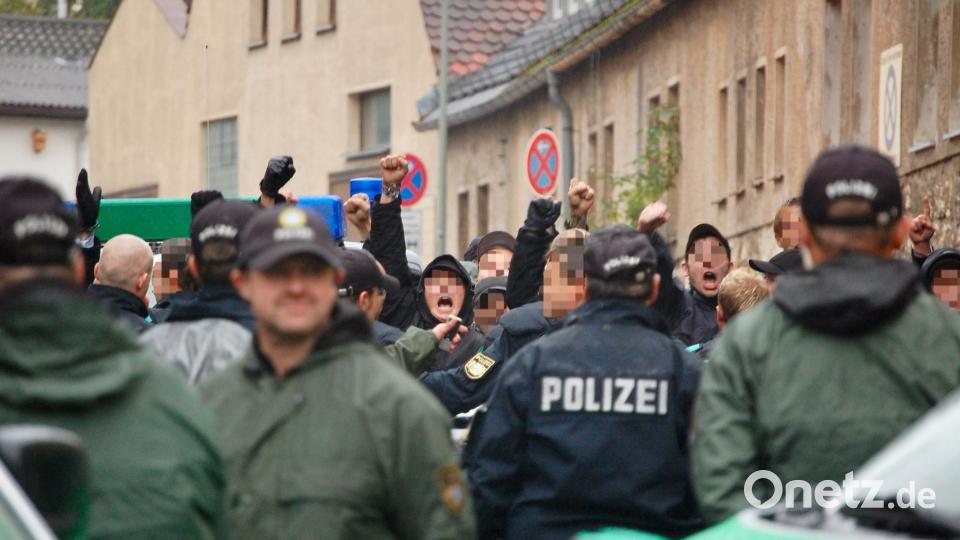 Grölend und mit geballten Fäusten: Am Rande einer Demonstration zum 15. Todestag von Klaus-Peter Beer sollen Neonazis aus Amberg und Schwandorf versucht haben, das Gedenken anzugreifen und zu stören. Bild: Jan Nowak