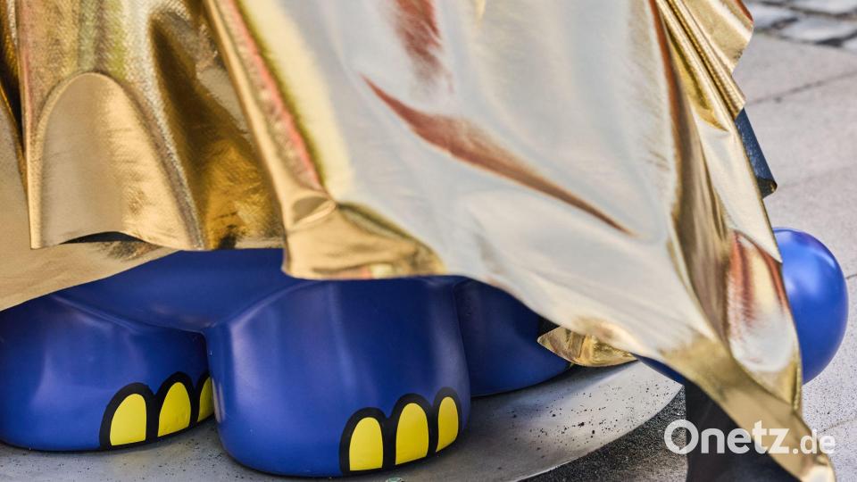 Kurz vor der Enthüllung ließ sich schon erahnen, wer der Maus künftig zur Seite stehen wird. Bild: Rolf Vennenbernd/dpa