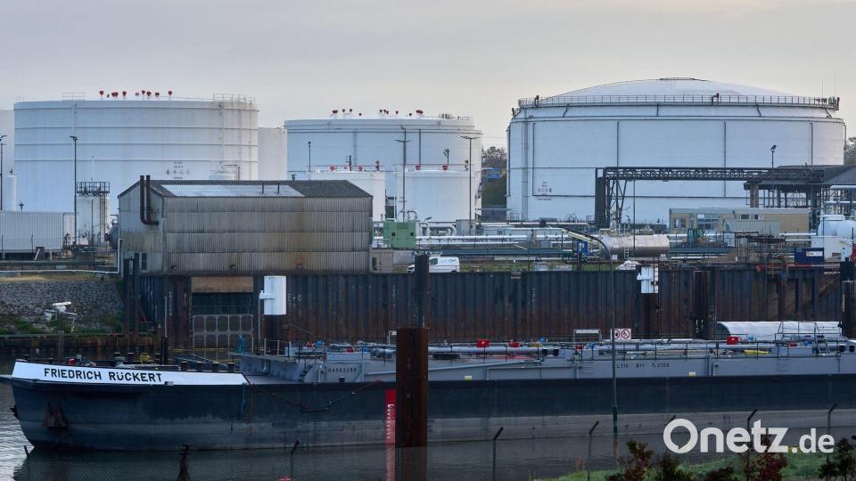 Über das Tanklager am Main in Kelsterbach kommt sonst mehr Kerosin zum Flughafen. Bild: Thomas Frey/dpa