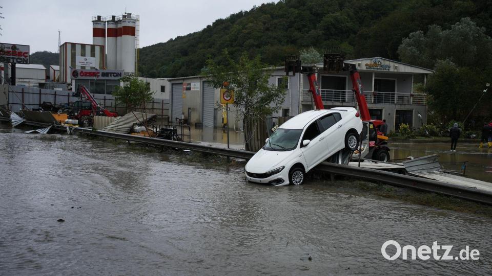 Istanbul nach Starkregen: Auto hängt auf Schutzplanke fest Bild: Emrah Gurel/AP/dpa