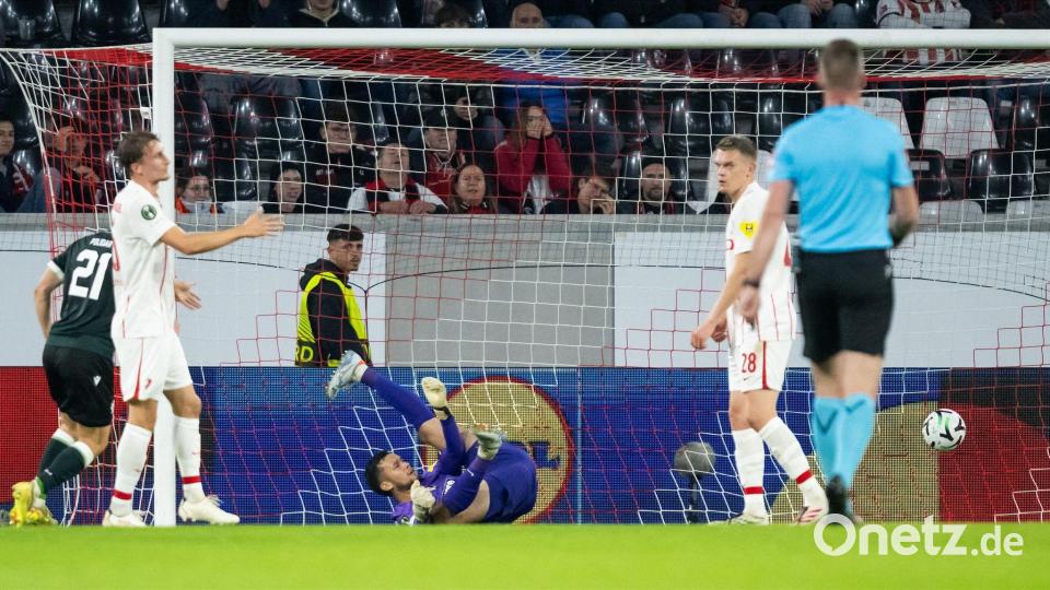 Beim 1:1 machtlos: SC-Torwart Mio Backhaus. Bild: Silas Stein/dpa