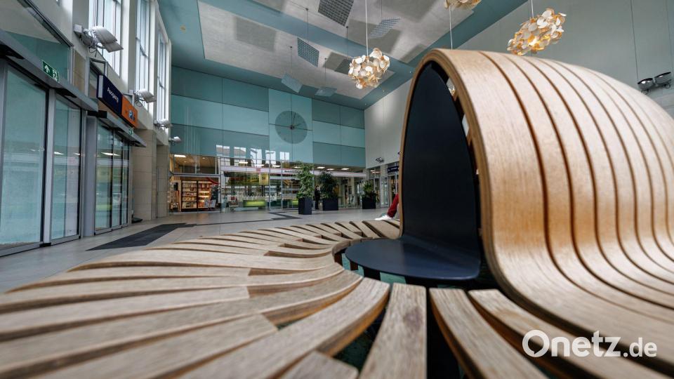 Viel natürliches Licht: die Bahnhofshalle im Bahnhof Ansbach. Bild: Daniel Karmann/dpa