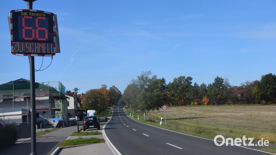 Bei der Bürgerversammlung sprach sich eine Bewohnerin für eine fest installierte Geschwindigkeitsmessanlage auf der Weidener Straße aus. Bild: Ernst Frischholz