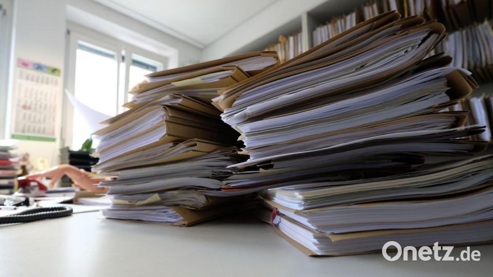 Eine Landtags-Kommission will nicht nur Aktenbergen an den Kragen, sondern möglicherweise auch einzelnen Behörden oder Ämtern. (Symbolbild) Bild: Bernd Weißbrod/dpa