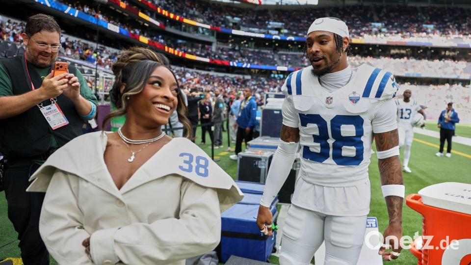 Simone Biles beim American Football mit ihrem Ehemann Jonathan Owens. (Archivbild) Bild: Ian Walton/AP/dpa