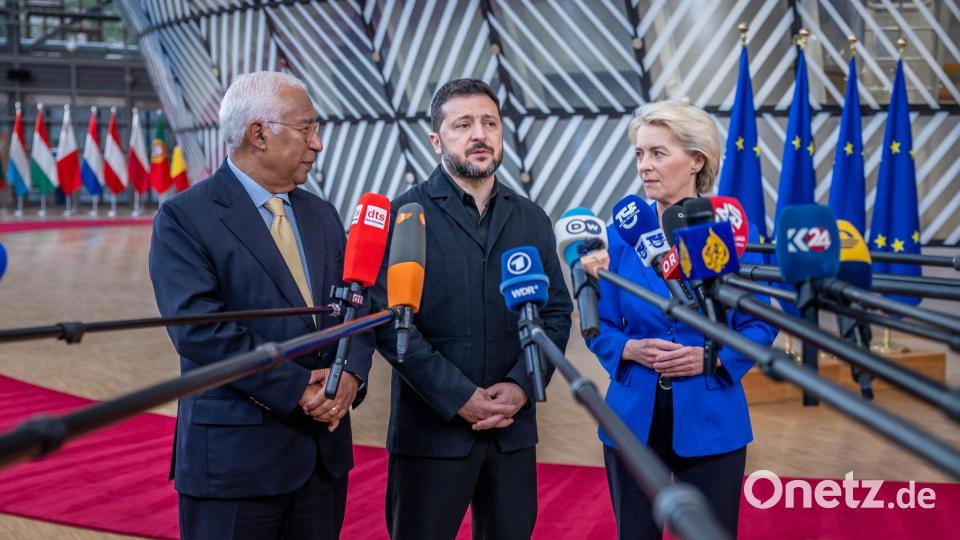 Wolodymyr Selenskyj (M), Präsident der Ukraine, António Costa, Präsident des Europäischen Rates, und Ursula von der Leyen, Präsidentin der EU-Kommission, sprechen mit Journalisten als sie zum EU-Gipfel eintreffen. Bild: Michael Kappeler/dpa