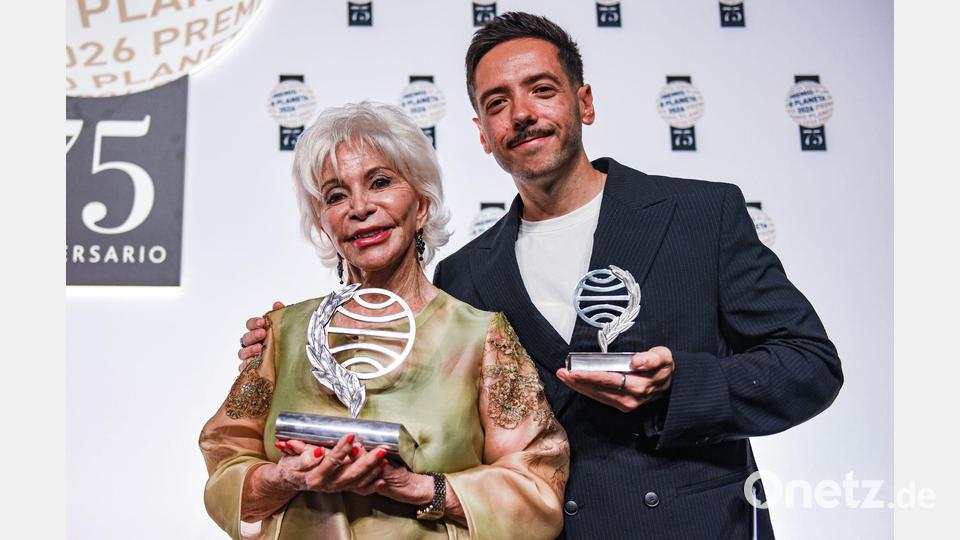 Die chilenische Bestsellerautorin Allende („Das Geisterhaus“) und der Maga-Autor Sergio Hernández bei der Preisverleihung der 75. Planeta-Preise in Barcelona. Bild: Alberto Paredes/EUROPA PRESS/dpa