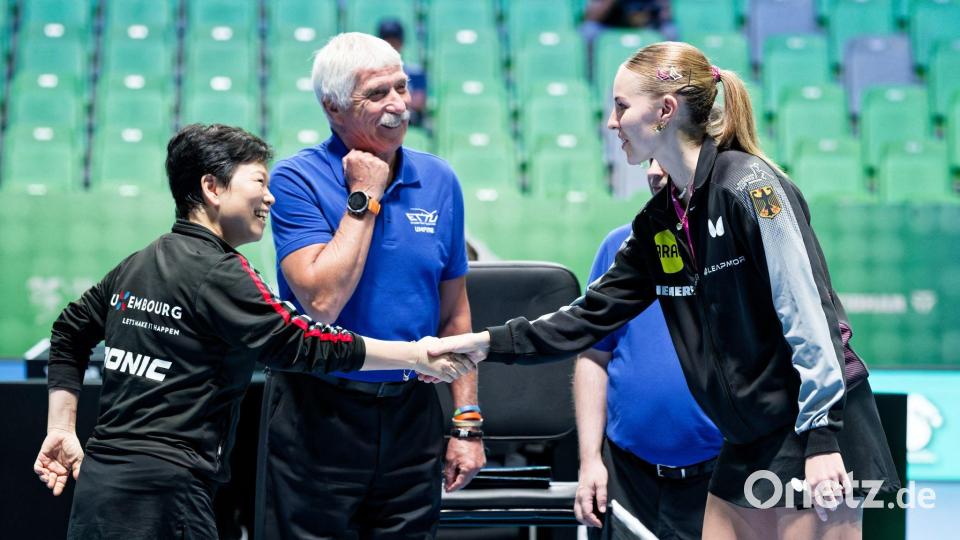 Duell der Tischtennis-Generationen: Die 63-jährige Ni Xia Lian und die 20-jährige Annett Kaufmann. Bild: Manfred Schillings/dpa