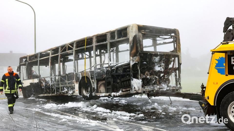 Der Bus brannte komplett aus. Bild: Daniel Löb/dpa