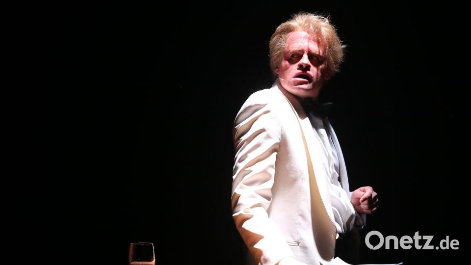 Komiker Max Giermann in seiner Paraderolle als Klaus Kinski. (Archivbild) Bild: picture alliance / dpa