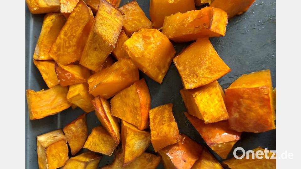 Die Kürbiswürfel werden erst geröstet, dann gekocht und anschließend püriert. Bild: Ilse Hauer