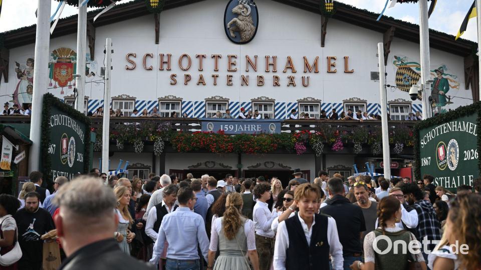 Auch um die Schottenhamel-Festhalle, in der traditionell das erste Fass angestochen wird, wurde gestritten. (Archivbild) Bild: Felix Hörhager/dpa